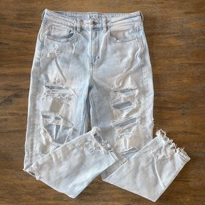 Like new! American Eagle Mom Jeans. Size 8.
